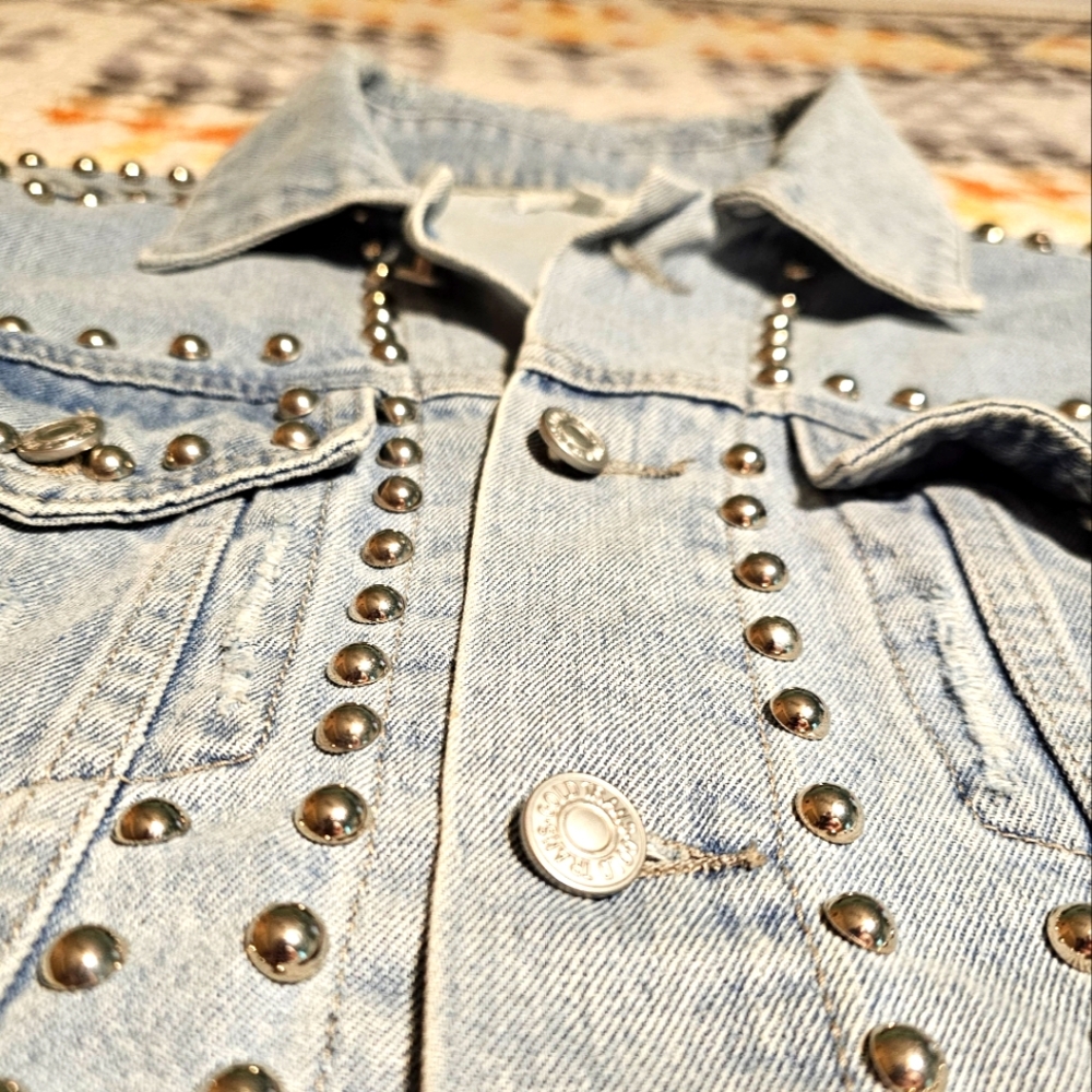 Veveret Cropped Distressed Metal Studded Jean Jacket Size Small
